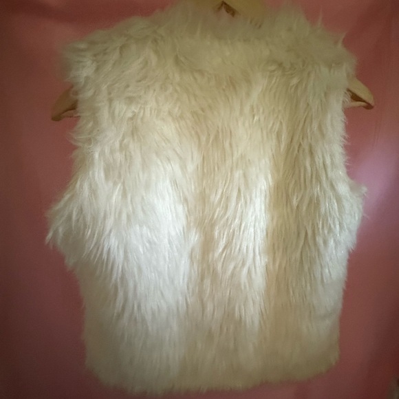Mossimo Supply Co. Cream Faux Fur Vest - Picture 4 of 5